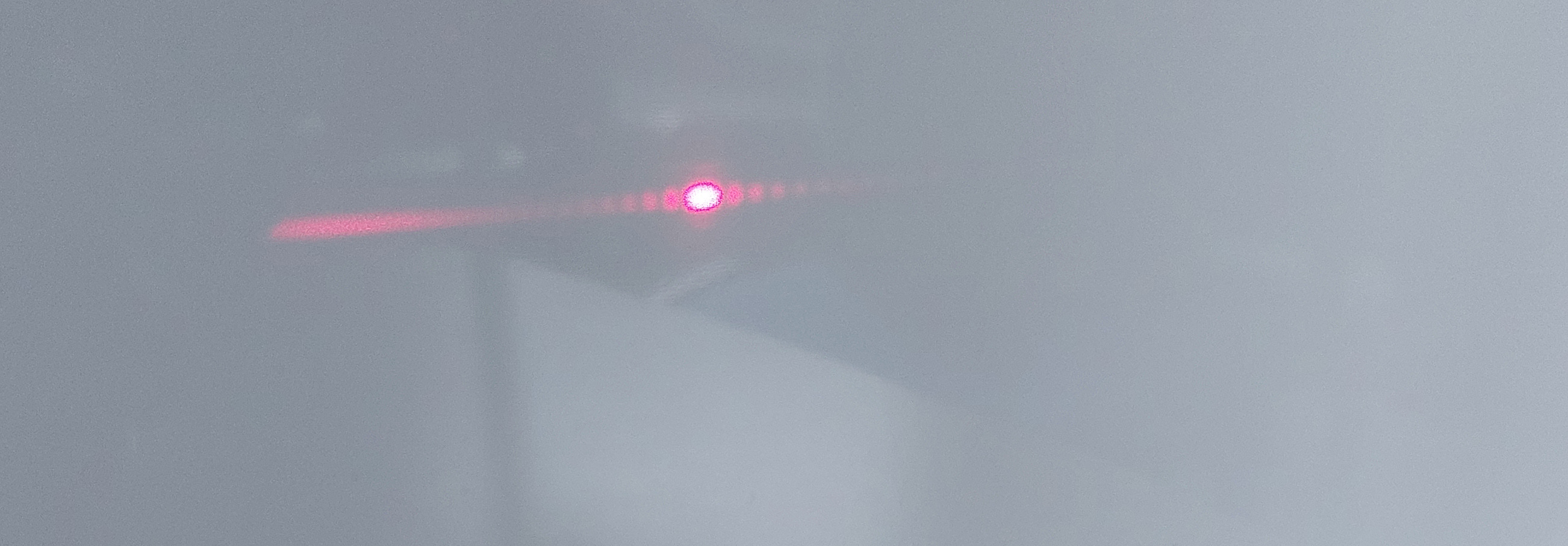 Een close up van het interferentiepatroon met verlichte en donkere stukken.
